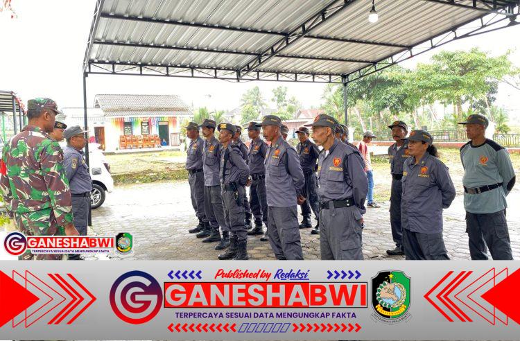 Babinsa Bumiharjo Dampingi Pembinaan Linmas Tingkatkan Kesiapsiagaan Keamanan Desa