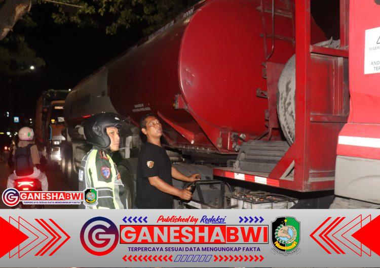 Truk Pertamina Mogok, Polresta Banyuwangi Gerak Cepat Atasi Kemacetan Menuju Pelabuhan Ketapang Truk Pertamina Mogok, Polresta Banyuwangi Gerak Cepat Atasi Kemacetan Menuju Pelabuhan Ketapang