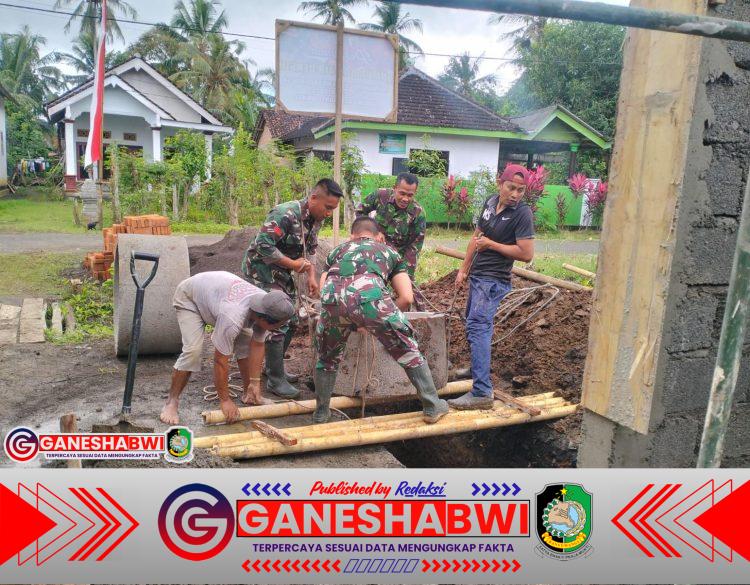 Babinsa dan Satgas TMMD 125 Kerja Keras Bangun MCK di Desa Siliragung Babinsa dan Satgas TMMD 125 Kerja Keras Bangun MCK di Desa Siliragung