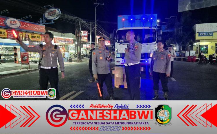 Kapolresta Banyuwangi Pimpin Langsung Penguraian Kemacetan di Pelabuhan Ketapang Kapolresta Banyuwangi Pimpin Langsung Penguraian Kemacetan di Pelabuhan Ketapang