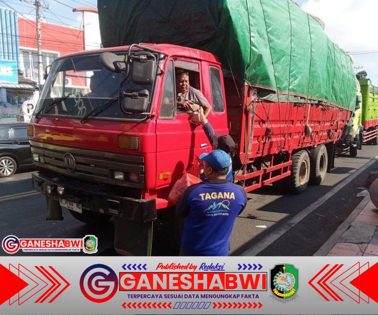 Pemkab Banyuwangi Dirikan Posko dan Bagikan Makanan untuk Sopir Antre di Pelabuhan Ketapang Pemkab Banyuwangi Dirikan Posko dan Bagikan Makanan untuk Sopir Antre di Pelabuhan Ketapang