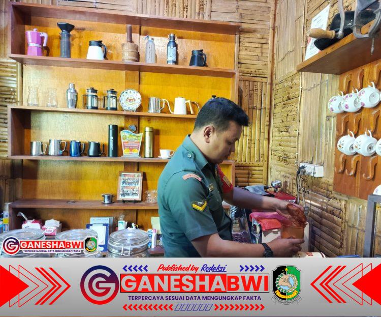 Dukung Ekonomi Kreatif, Babinsa Telemung Ikut Roasting Kopi Khas di Omah Kopi Telemung Dukung Ekonomi Kreatif, Babinsa Telemung Ikut Roasting Kopi Khas di Omah Kopi Telemung