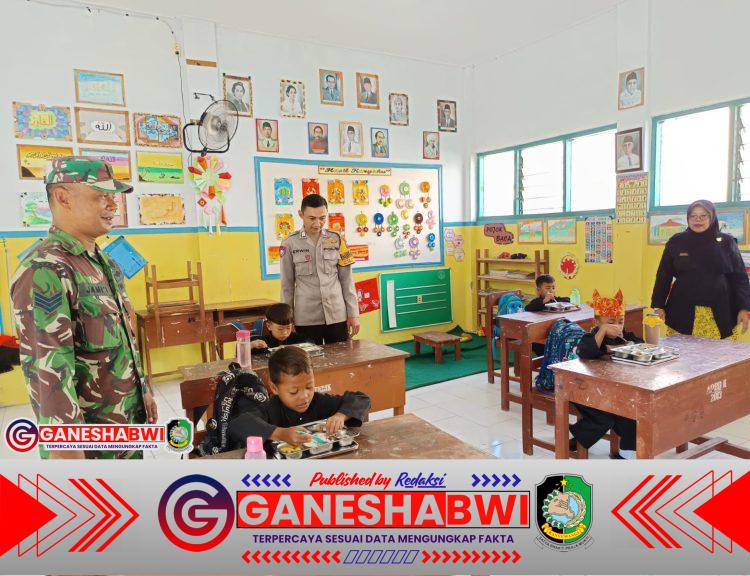 TNI Dampingi Pembagian Makanan Bergizi Gratis untuk Siswa SDN 2 Jambesari TNI Dampingi Pembagian Makanan Bergizi Gratis untuk Siswa SDN 2 Jambesari