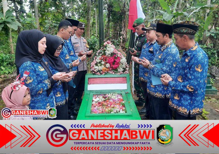 Babinsa Dasri Kopka Agus Sulistiyono Pimpin Tabur Bunga di Makam Pahlawan Babinsa Dasri Kopka Agus Sulistiyono Pimpin Tabur Bunga di Makam Pahlawan