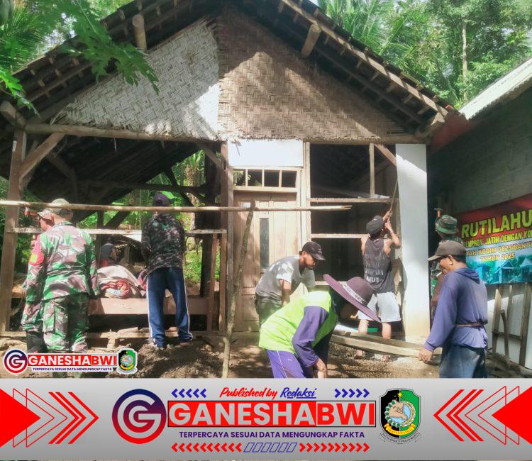 Babinsa Koramil Songgon dan Warga Gotong Royong Wujudkan Program Rutilahu 2025