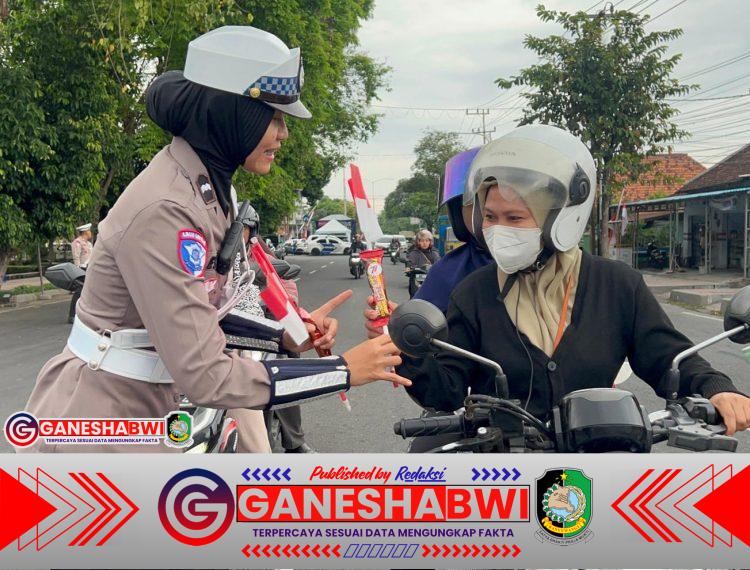 Hari Jadi ke-77 Polwan, Polresta Banyuwangi Tebar Simpatik di Simpang Patung Kuda Hari Jadi ke-77 Polwan, Polresta Banyuwangi Tebar Simpatik di Simpang Patung Kuda