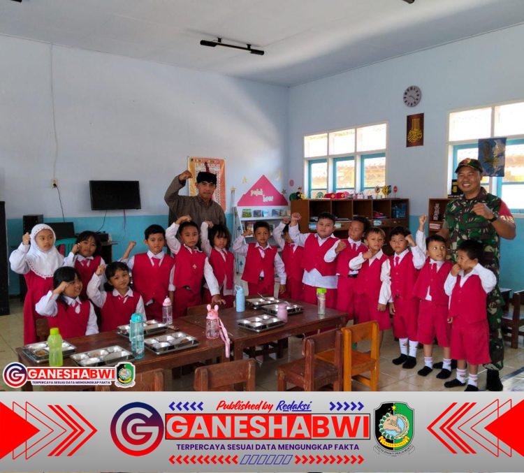 Babinsa Pakis Dampingi Distribusi 2.400 Porsi Makan Bergizi Gratis di Banyuwangi