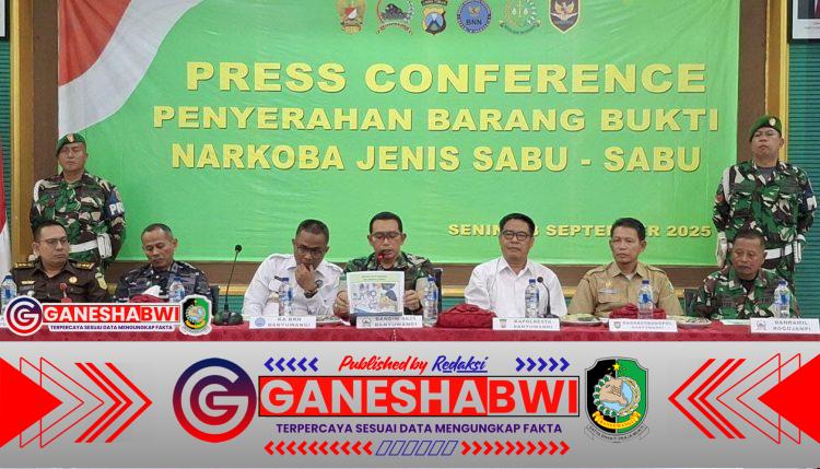 Kodim 0825/Banyuwangi Serahkan Barang Bukti 34 Paket Sabu ke Polresta Banyuwangi Kodim 0825/Banyuwangi Serahkan Barang Bukti 34 Paket Sabu ke Polresta Banyuwangi