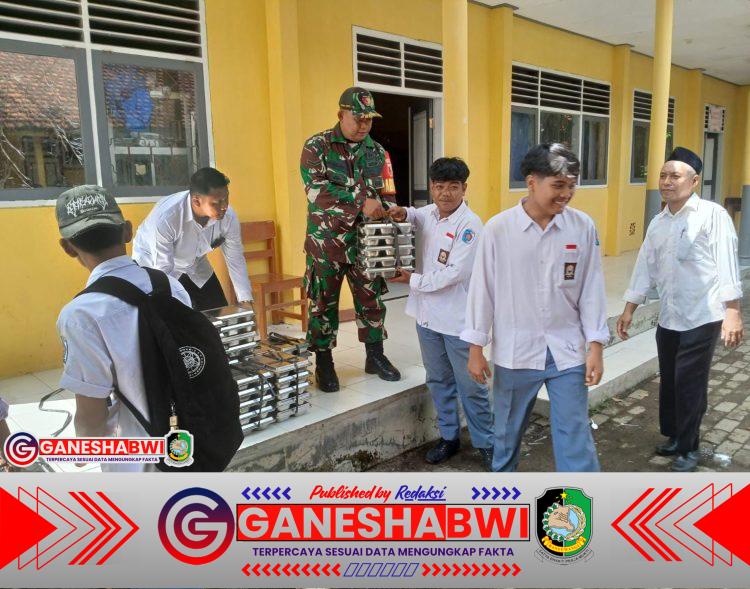 Babinsa Dampingi Penyaluran Program Makan Bergizi Gratis untuk 1.149 Siswa di Banyuwangi