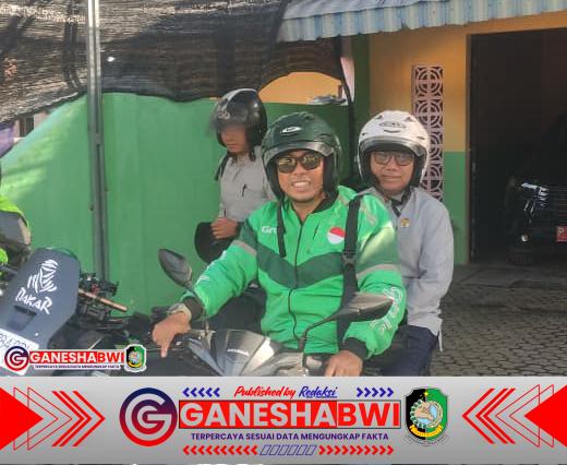 Wabup Banyuwangi Mujiono Naik Ojol, Contohkan Dukungan Ekonomi Kerakyatan Lewat Program Jum’at Berkah Wabup Banyuwangi Mujiono Naik Ojol, Contohkan Dukungan Ekonomi Kerakyatan Lewat Program Jum’at Berkah