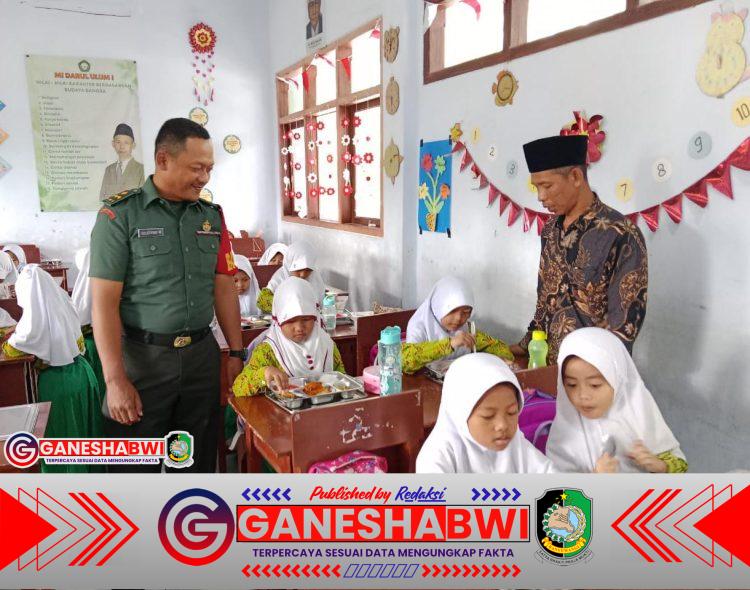 Babinsa Dampingi Distribusi Program Makan Bergizi Gratis di Desa Wringin Putih