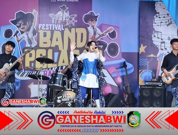 Bupati Ipuk Saksikan Festival Band Pelajar, 29 Grup Unjuk Bakat di Banyuwangi