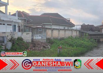 Pelanggaran Nyata: Limbah Dibuang ke Sungai, Kandang Kambing Berdiri di Atas Aliran Air Pelanggaran Nyata: Limbah Dibuang ke Sungai, Kandang Kambing Berdiri di Atas Aliran Air