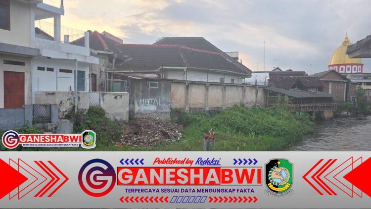 Pelanggaran Nyata: Limbah Dibuang ke Sungai, Kandang Kambing Berdiri di Atas Aliran Air Pelanggaran Nyata: Limbah Dibuang ke Sungai, Kandang Kambing Berdiri di Atas Aliran Air