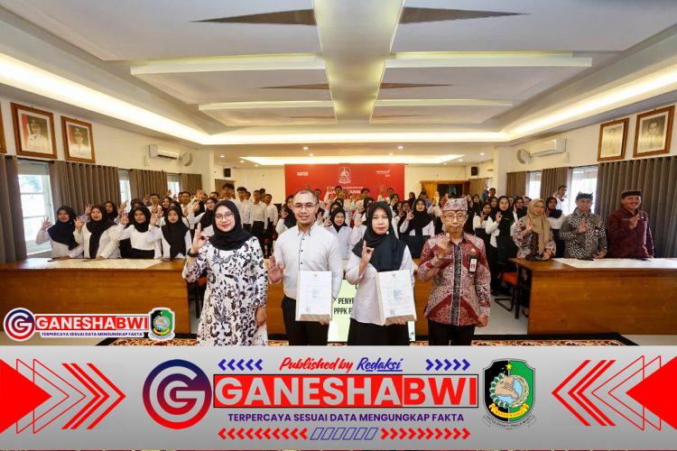 Pemkab Banyuwangi Serahkan SK Pengangkatan untuk 66 PPPK Tenaga Kesehatan dan Teknis