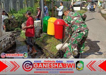 Babinsa Boyolangu Bersama Warga Gotong Royong Bersihkan Parit, Wujudkan Sinergi TNI-Rakyat