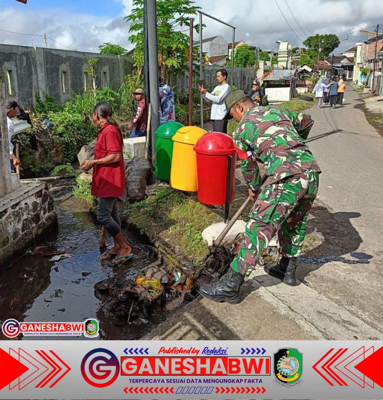 Babinsa Boyolangu Bersama Warga Gotong Royong Bersihkan Parit, Wujudkan Sinergi TNI-Rakyat Babinsa Boyolangu Bersama Warga Gotong Royong Bersihkan Parit, Wujudkan Sinergi TNI-Rakyat