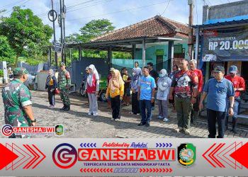 Babinsa Boyolangu Turun Langsung Bersihkan Parit, Perkuat Sinergi TNI dan Warga