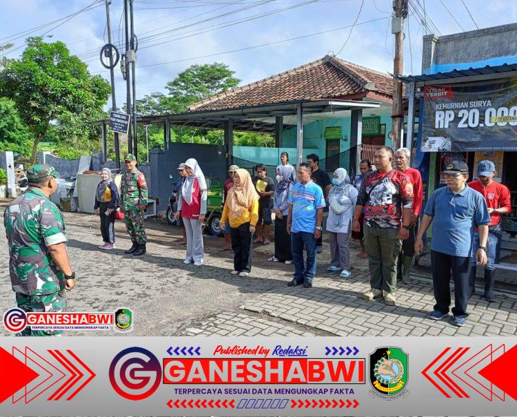 Babinsa Boyolangu Turun Langsung Bersihkan Parit, Perkuat Sinergi TNI dan Warga Babinsa Boyolangu Turun Langsung Bersihkan Parit, Perkuat Sinergi TNI dan Warga