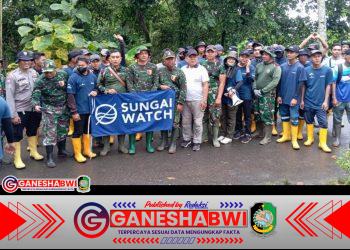 TNI, Pemda, dan Warga Banyuwangi Bersinergi Bersihkan Sungai dari Sampah