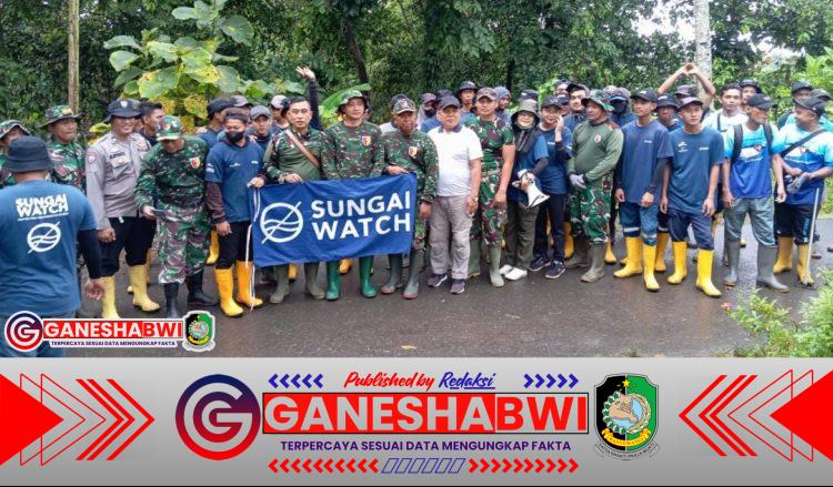 TNI, Pemda, dan Warga Banyuwangi Bersinergi Bersihkan Sungai dari Sampah