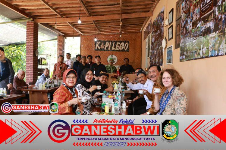 Mensos dan Luhut Kunjungi Kampung Kopi Gombengsari, Nikmati Kopi dan Tinjau UMKM Banyuwangi Mensos dan Luhut Kunjungi Kampung Kopi Gombengsari, Nikmati Kopi dan Tinjau UMKM Banyuwangi