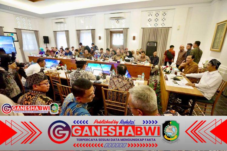 259 Ribu Warga Banyuwangi Terdaftar Perlinsos, Mensos Apresiasi Piloting Bansos Digital 259 Ribu Warga Banyuwangi Terdaftar Perlinsos, Mensos Apresiasi Piloting Bansos Digital