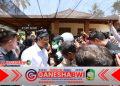 Mensos Apresiasi Program “Banyuwangi Berbagi”, Serahkan Helm dan Jaket ke Ojek