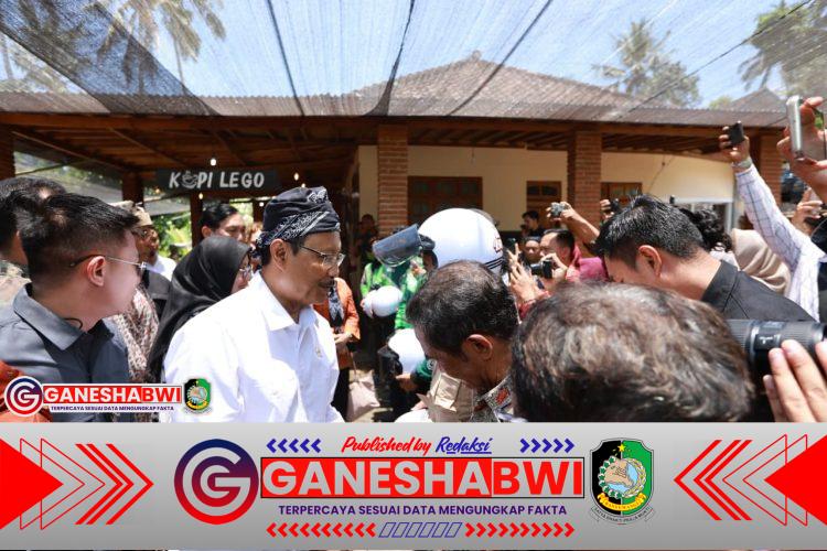 Mensos Apresiasi Program “Banyuwangi Berbagi”, Serahkan Helm dan Jaket ke Ojek