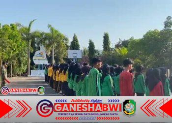 Babinsa Koramil Pesanggaran Latih PBB Siswa SMP Negeri 2 dalam LDKMS 2025/2026