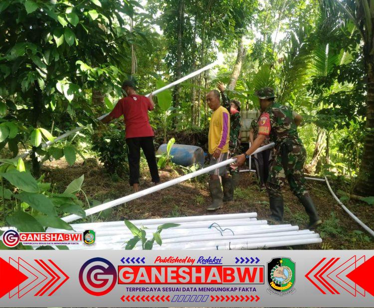 Babinsa Songgon dan Petani Pacul Gowang Gotong Royong Bangun Irigasi Pipanisasi, Dukung Ketahanan Pangan Nasional