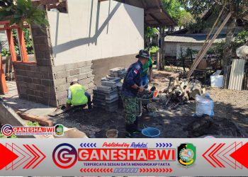 Babinsa Tamansuruh Bersama Warga Bedah Rumah Rutilahu di Dusun Mondoluko