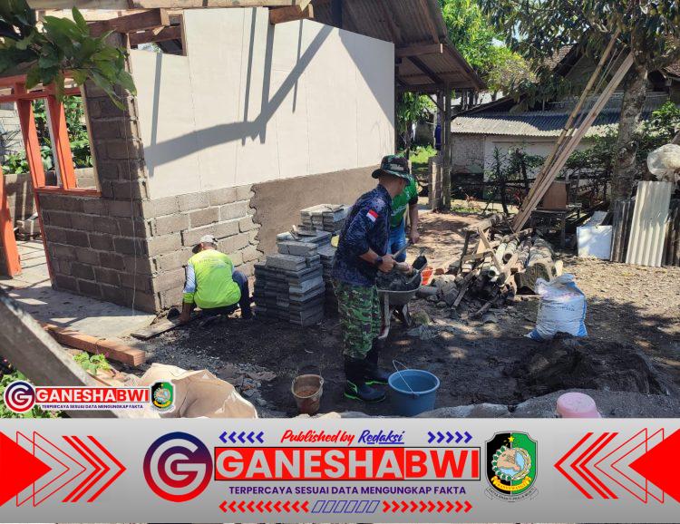 Babinsa Tamansuruh Bersama Warga Bedah Rumah Rutilahu di Dusun Mondoluko