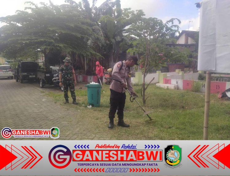 Babinsa Koramil Rogojampi Ajak Warga Timurejo Gotong Royong Bersihkan Bahu Jalan