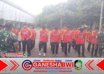 Babinsa Koramil 0825/01 Banyuwangi Latih Disiplin dan Karakter Siswa SMP Muhammadiyah 3 Banyuwangi Lewat PBB