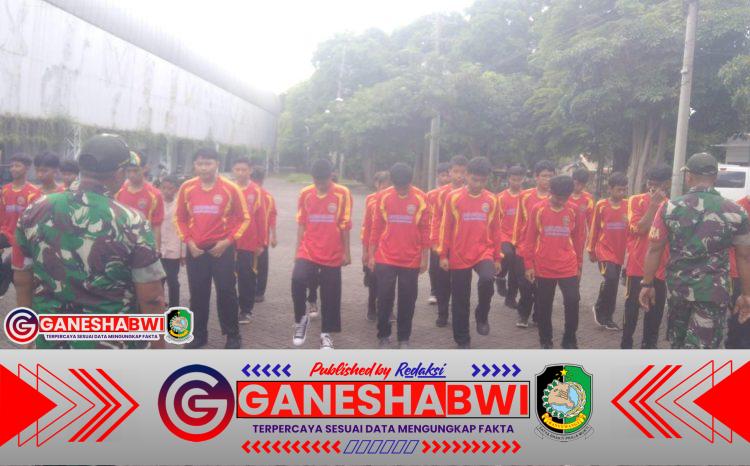 Babinsa Koramil 0825/01 Banyuwangi Latih Disiplin dan Karakter Siswa SMP Muhammadiyah 3 Banyuwangi Lewat PBB