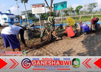 Anggota Posramil 0825/23 Tegalsari dan Warga Karangdoro Gotong Royong Bersihkan Lingkungan Dusun Blokagung