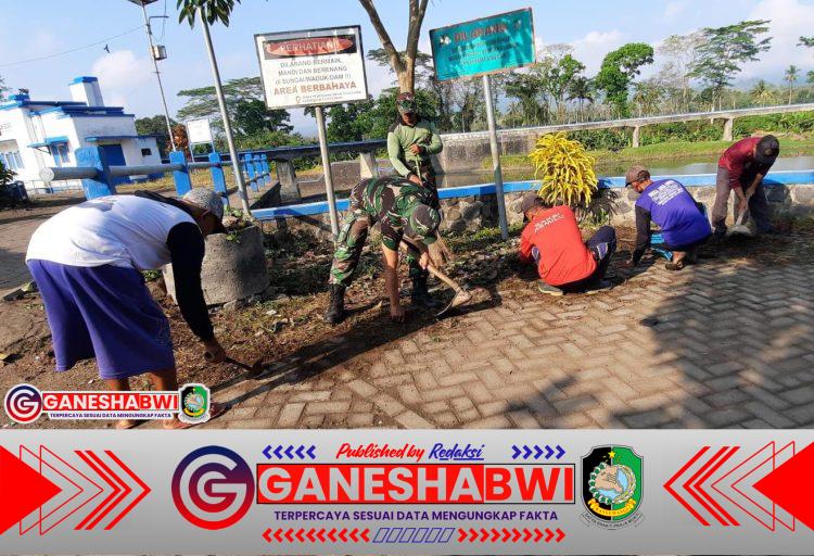 Anggota Posramil 0825/23 Tegalsari dan Warga Karangdoro Gotong Royong Bersihkan Lingkungan Dusun Blokagung