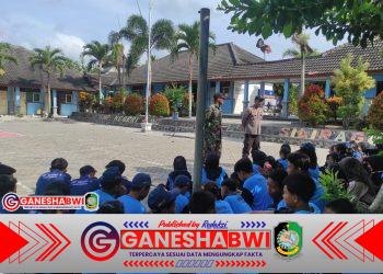 Babinsa dan Bhabinkamtibmas Latih Siswa SMPN 4 Siliragung Upacara Bendera
