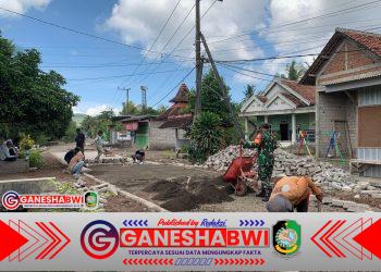 Babinsa Koramil 0825-11/Pesanggaran Bersama Warga Pavingisasi Jalan Desa