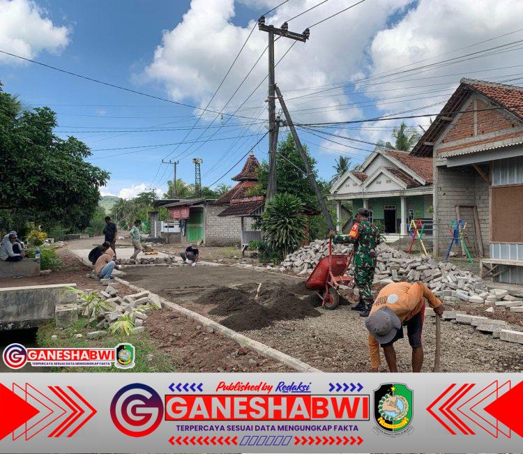 Babinsa Koramil 0825-11/Pesanggaran Bersama Warga Pavingisasi Jalan Desa Babinsa Koramil 0825-11/Pesanggaran Bersama Warga Pavingisasi Jalan Desa
