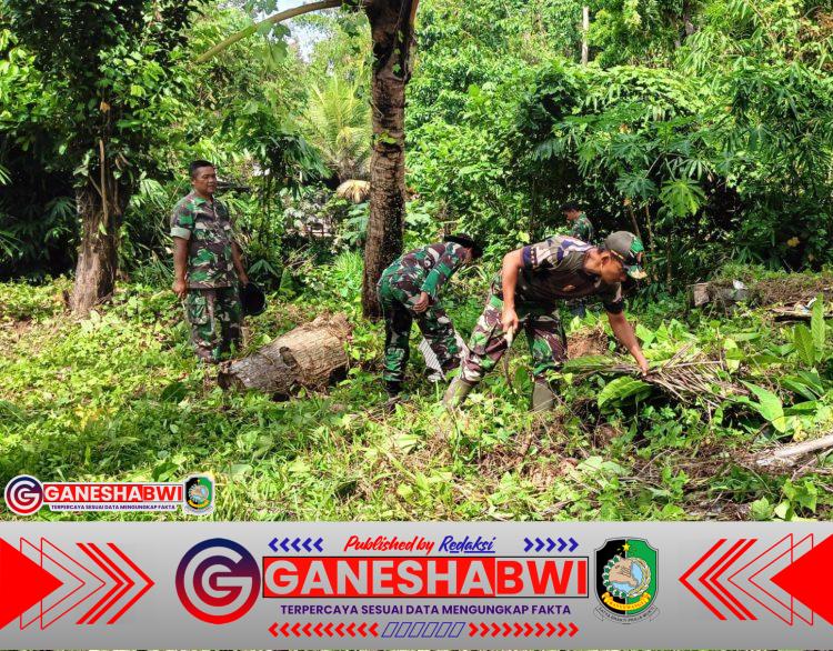 Babinsa Koramil 0825/04 Genteng Bersama Warga Gotong Royong Ciptakan Lingkungan Bersih