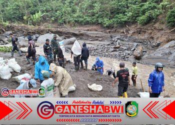 Babinsa Koramil 0825/05 Kalibaru Bersama Warga Bersihkan Endapan Dam Singo Latri untuk Ketahanan Pangan