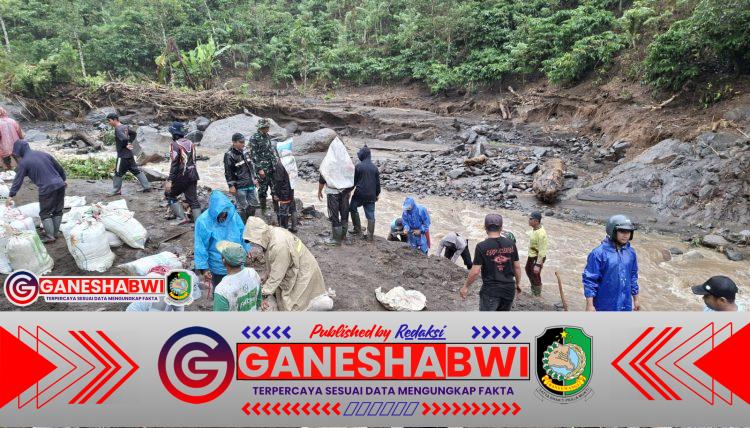 Babinsa Koramil 0825/05 Kalibaru Bersama Warga Bersihkan Endapan Dam Singo Latri untuk Ketahanan Pangan