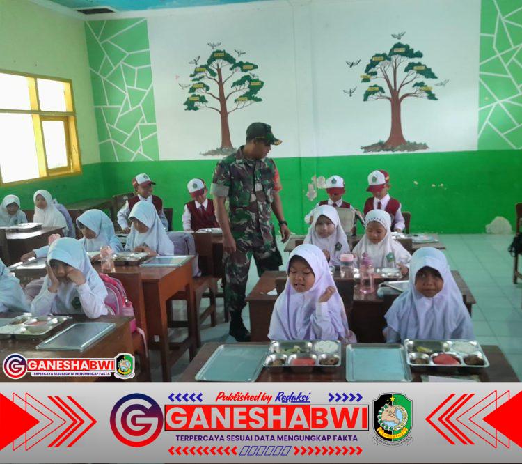 Babinsa Koramil 0825/20 Songgon Dampingi Distribusi Makan Bergizi Gratis untuk 3.433 Siswa