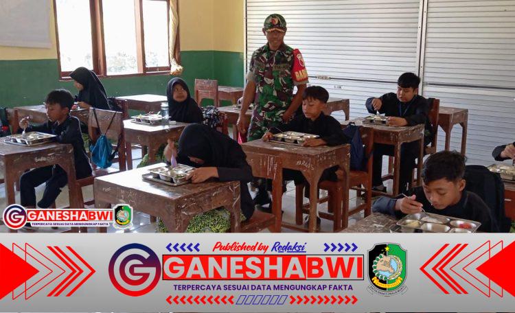 Babinsa Desa Paspan Dampingi Program Makan Bergizi Gratis di SDN 1 Paspan Babinsa Desa Paspan Dampingi Program Makan Bergizi Gratis di SDN 1 Paspan