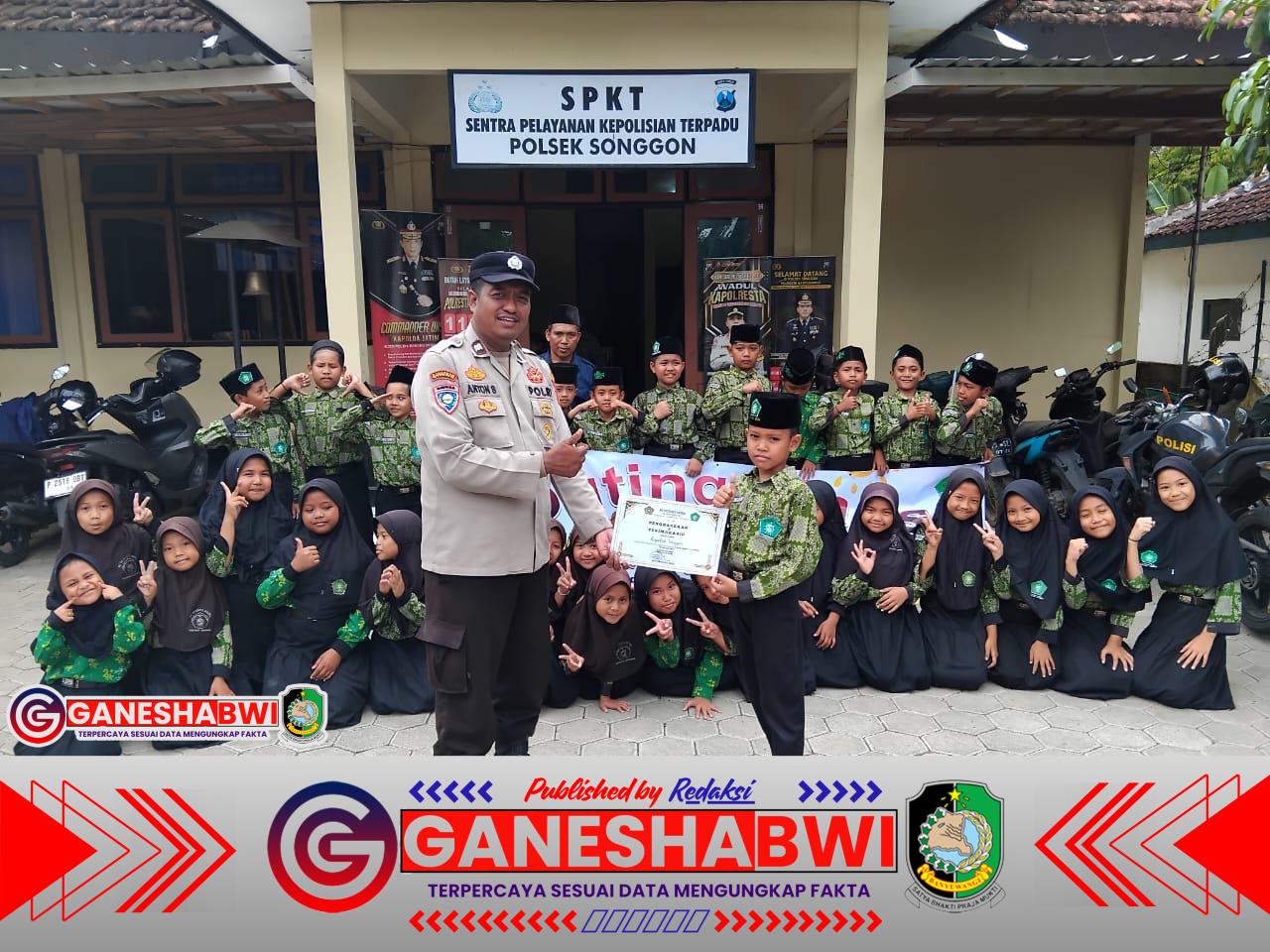 Siswa MI Husnul Huda Songgon Antusias Ikuti Kegiatan Belajar di Luar Kelas, Kunjungi Kantor Desa, KUA, dan Kapolsek Siswa MI Husnul Huda Songgon Antusias Ikuti Kegiatan Belajar di Luar Kelas, Kunjungi Kantor Desa, KUA, dan Kapolsek