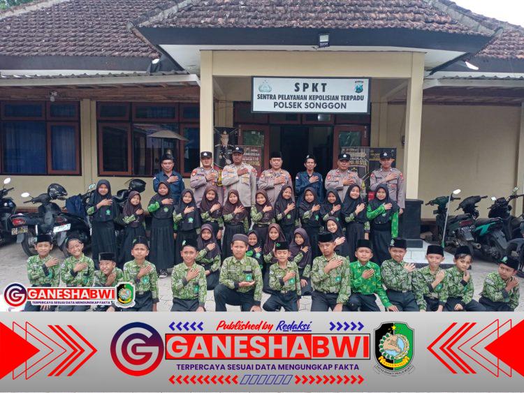 Siswa MI Husnul Huda Songgon Antusias Ikuti Kegiatan Belajar di Luar Kelas, Kunjungi Kantor Desa, KUA, dan Kapolsek