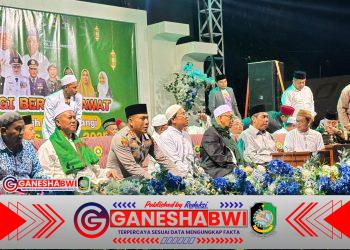 Kapolresta Banyuwangi & Waketum PBNU Lantunkan Sholawat di Pantai Boom Marina