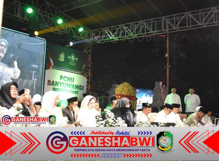 Kasdim 0825/Banyuwangi Hadiri Malam Puncak Hari Santri Nasional, Ribuan Jamaah Bersholawat Penuhi Alun-Alun Blambangan